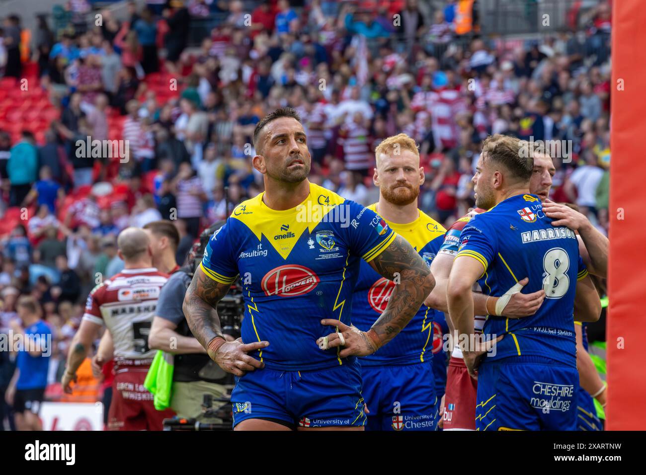 Wembley Stadium, Großbritannien. Juni 2024. Warrington Wolves trat im Wembley Stadium für das Finale des Rugby Football League Challenge Cup gegen Wigan an. Warrington wurde geschlagen. Paul Vaughan steht niedergeschlagen, nachdem er Credit: John Hopkins/Alamy Live News verloren hat Stockfoto