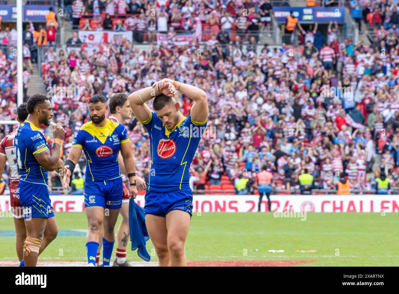 Wembley Stadium, Großbritannien. Juni 2024. Warrington Wolves trat im Wembley Stadium für das Finale des Rugby Football League Challenge Cup gegen Wigan an. Warrington wurde geschlagen. Danny Walker steht niedergeschlagen, nachdem er Credit: John Hopkins/Alamy Live News verloren hat Stockfoto