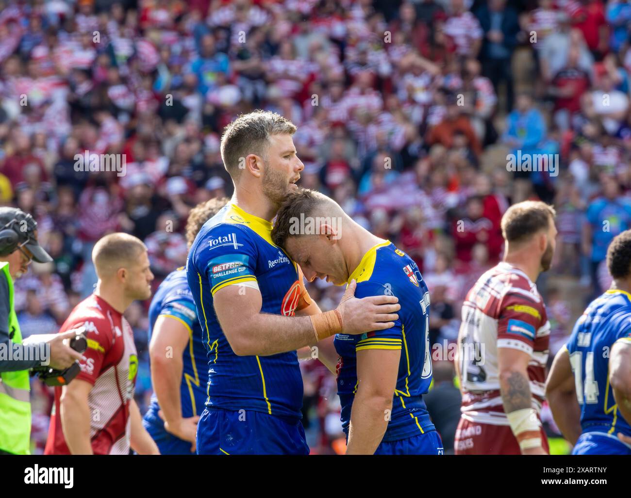 Wembley Stadium, Großbritannien. Juni 2024. Warrington Wolves trat im Wembley Stadium für das Finale des Rugby Football League Challenge Cup gegen Wigan an. Warrington wurde geschlagen. George Williams wird von Lachlan Fitzgibbon Credit: John Hopkins/Alamy Live News getröstet Stockfoto