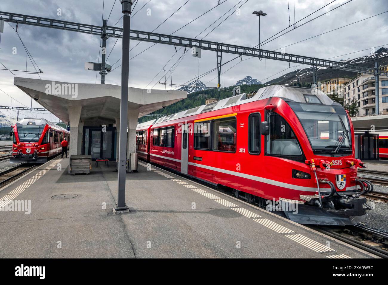 Mit dem Bernina Express St. Moritz fahren Sie am Bahnhof St. Moritz nach Tirano Stockfoto