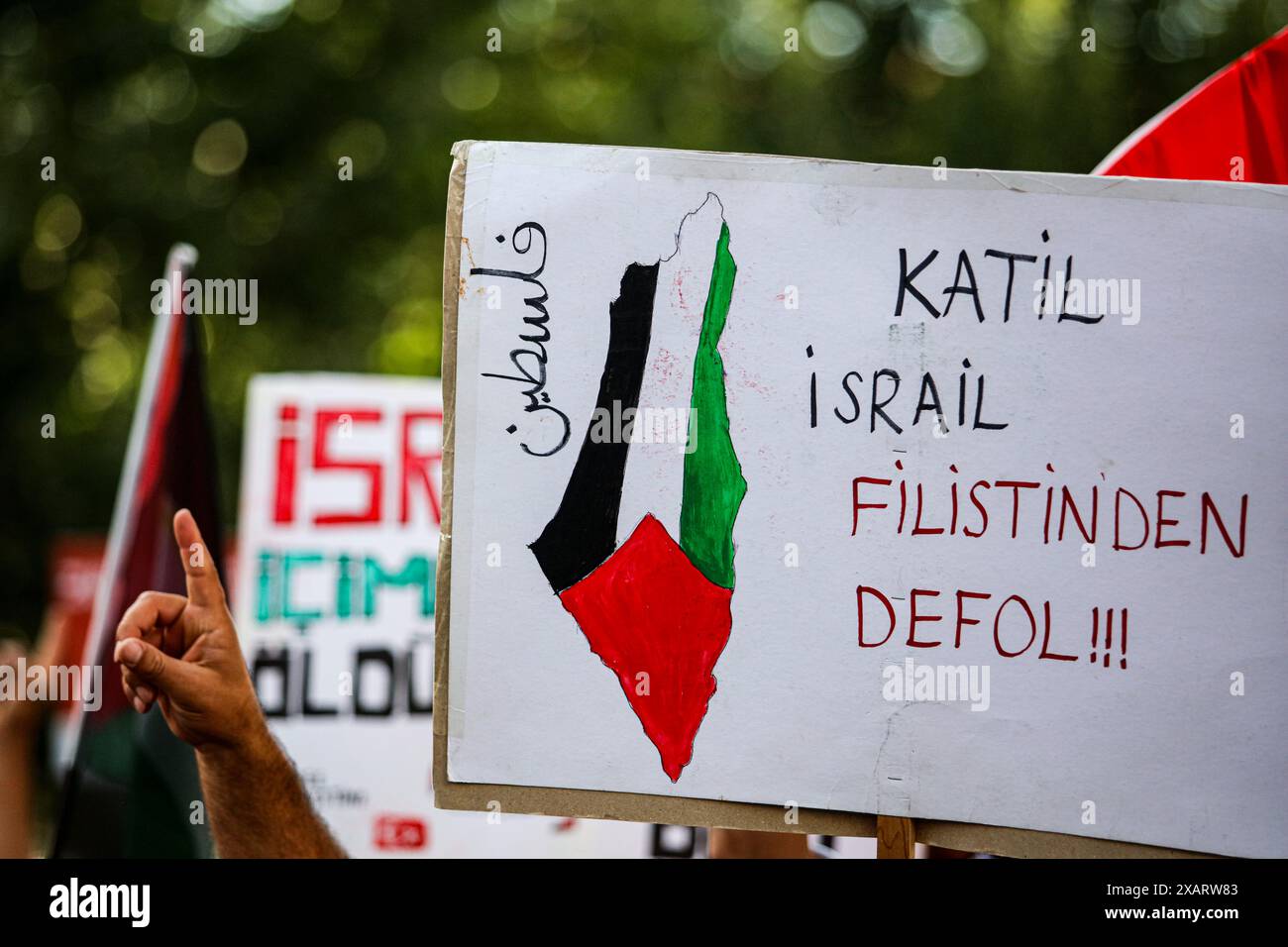 8. Juni 2024: Gaziantep, Turkiye. Juni 2024. Demonstranten in der südtürkischen Stadt Gaziantep gehen auf die Straße, um den Palästinensern ihre Unterstützung zu bekunden und ihre Opposition gegen Israels anhaltenden Krieg im Gazastreifen zu zeigen. Die Demonstration wurde von der Al-Furqan-Bewegung organisiert, wobei die Teilnehmer Slogans skandierten und Banner trugen, die zum Boykott Israels aufriefen und die türkische Regierung alle Beziehungen und Beziehungen zu Israel abbrechen sollten (Credit Image: © Zakariya Yahya/IMAGESLIVE via ZUMA Press Wire). Nicht für kommerzielle ZWECKE! Stockfoto