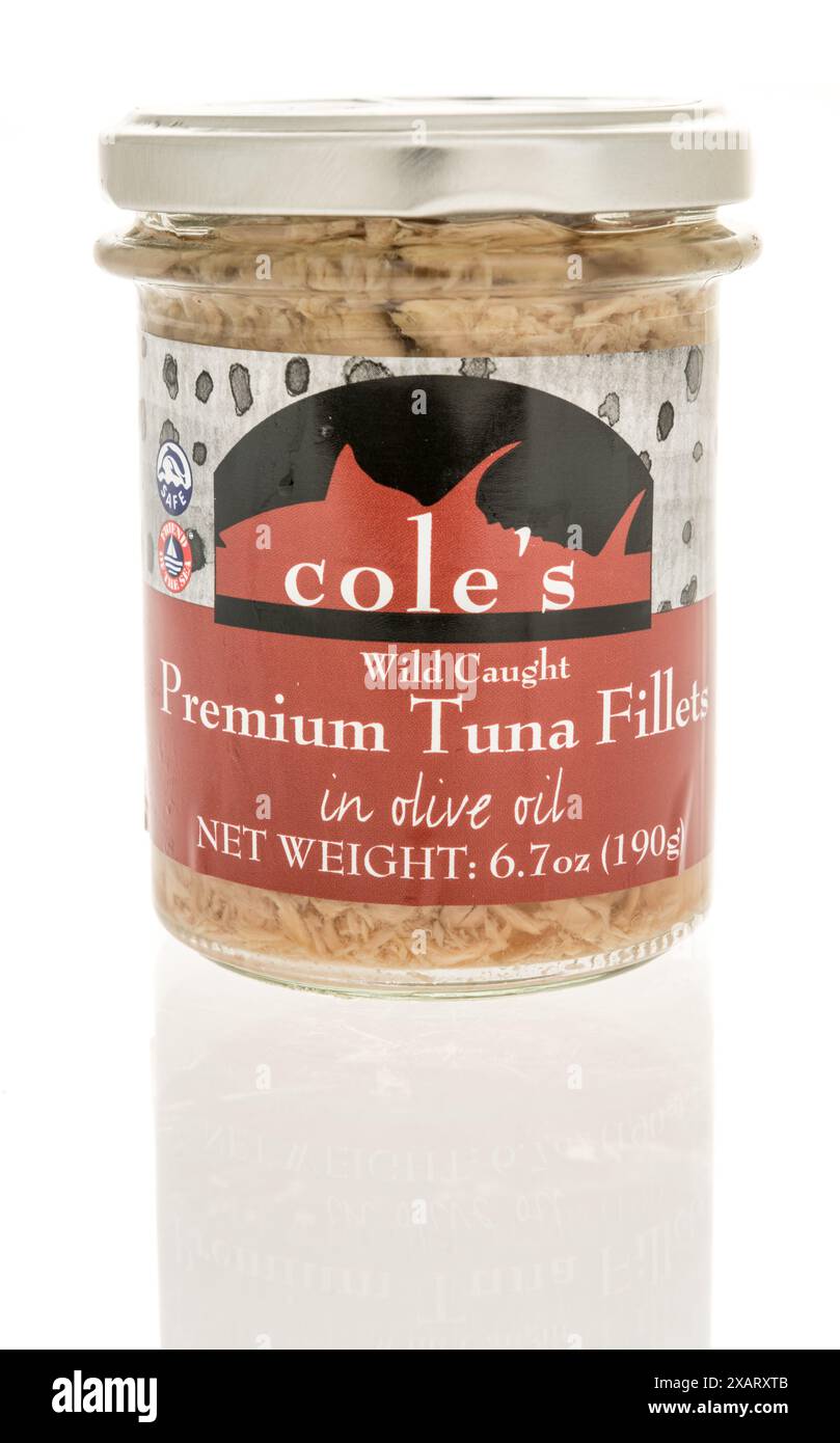 Winneconne, WI - 27. April 2024: Ein Glas Coles mit wild gefangenen Premium-Thunfischfilets in Olivenöl auf einem isolierten Hintergrund. Stockfoto