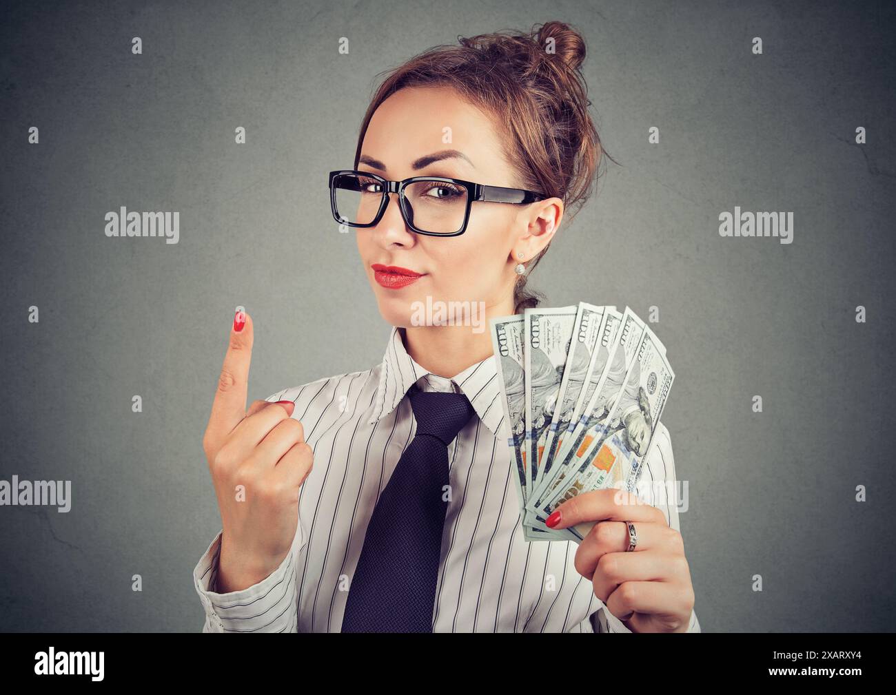 Eine schlaue Geschäftsfrau macht unrealistische zweifelhafte finanzielle Versprechen Stockfoto