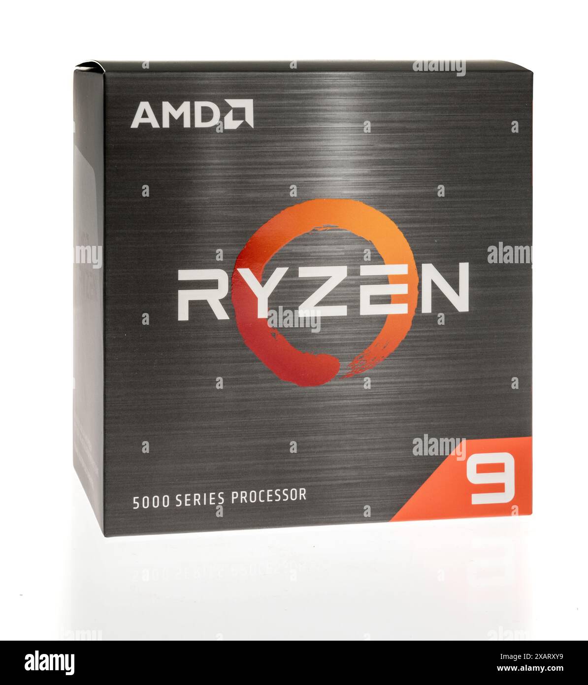 Winneconne, WI - 5. Mai 2024: Ein Paket von AMD Ryzen Zentralprozessoreinheit auf isoliertem Hintergrund. Stockfoto