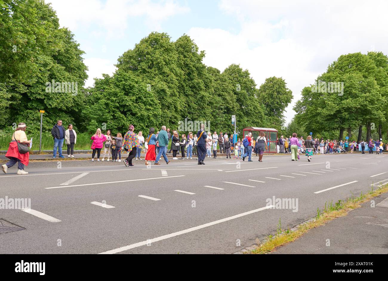 Menschen, die eine Karnevalsparade in Long Eaton, Derbyshire, Großbritannien 2024 verfolgen Stockfoto