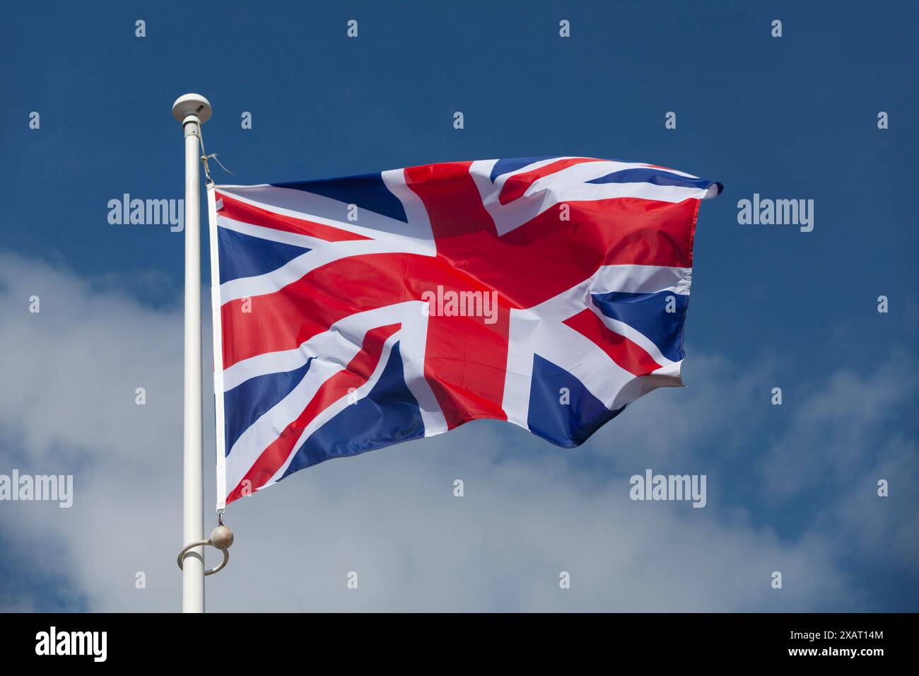 Die Union Jack Flagge winkt in der Luft. Stockfoto