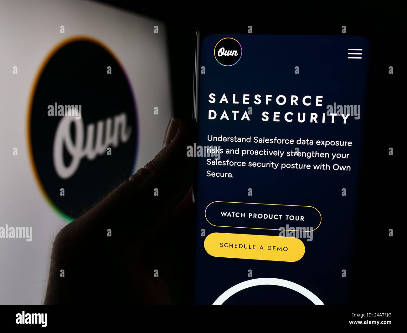 Person, die ein Smartphone hält und die Webseite des US Data Platform Business Own Company (OwnData) vor dem Logo zeigt. Konzentrieren Sie sich auf die Mitte des Telefondisplays. Stockfoto