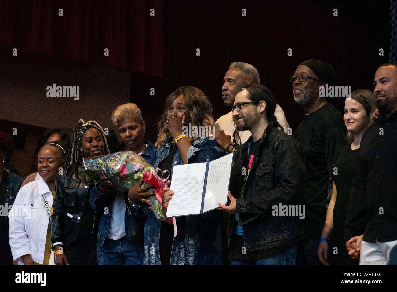 7. Juni 2024, Chicago, Illinois, USA: Die Musik hatte die Menge am Freitag Abend des Chicago Blues Festivals auf den Beinen. Eine besondere Hommage an Jimmy Rogers. Brandon Johnson, Bürgermeister von Chicago, erklärt den 7. Juni Jimmy Rogers Day in Chicago. (Kreditbild: © Karen I. Hirsch/ZUMA Press Wire) NUR REDAKTIONELLE VERWENDUNG! Nicht für kommerzielle ZWECKE! Stockfoto