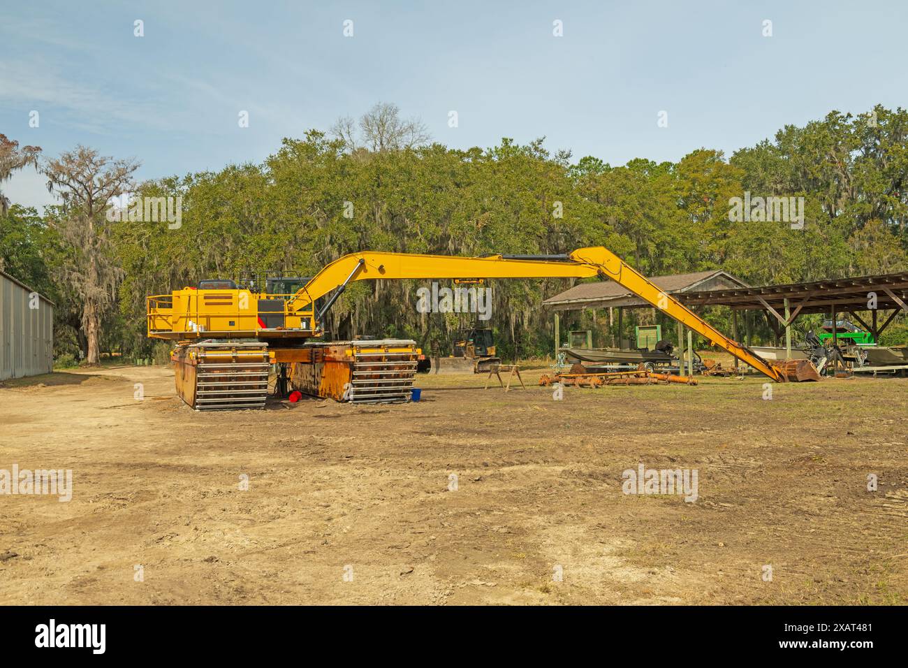 Long Arm Amphibious Excavator in einem Feuchtgebiet im Santee Coastal Reserve in South Carolina Stockfoto