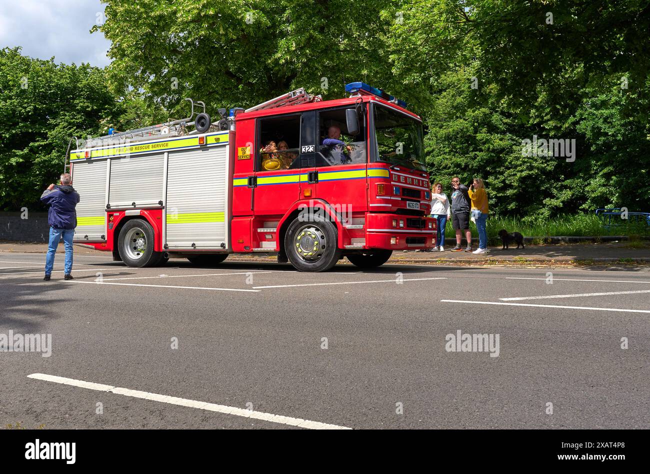 Örtliche Feuerwehrgeräte bei einer Straßenparade Stockfoto