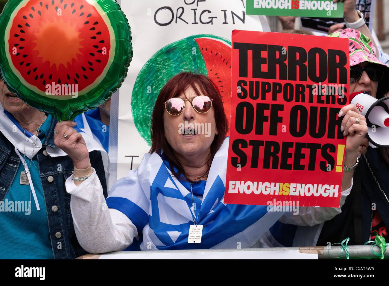 London, Großbritannien. 8. Juni 2024. Eine kleine Gegendemonstration von Zionisten findet statt, wenn Zehntausende palästinensische Anhänger durch das Zentrum von London zum Parlamentsplatz marschieren, um dort eine Koalition von Gruppen wie der Palästinensischen Solidaritätskampagne, der Stop the war Coalition, Freunden von Al Aqsa und CND zu protestieren. Die Demonstranten forderten einen Waffenstillstand und ein Ende der Unterstützung Großbritanniens und der USA für die Belagerung, Bombardierung und Invasion Israels in Gaza nach einem Angriff von Hamas-Kämpfern. Quelle: Ron Fassbender/Alamy Live News Stockfoto