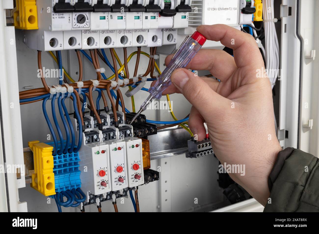 Techniker, der Spannungsprüfer an der Verkabelung verwendet Stockfoto