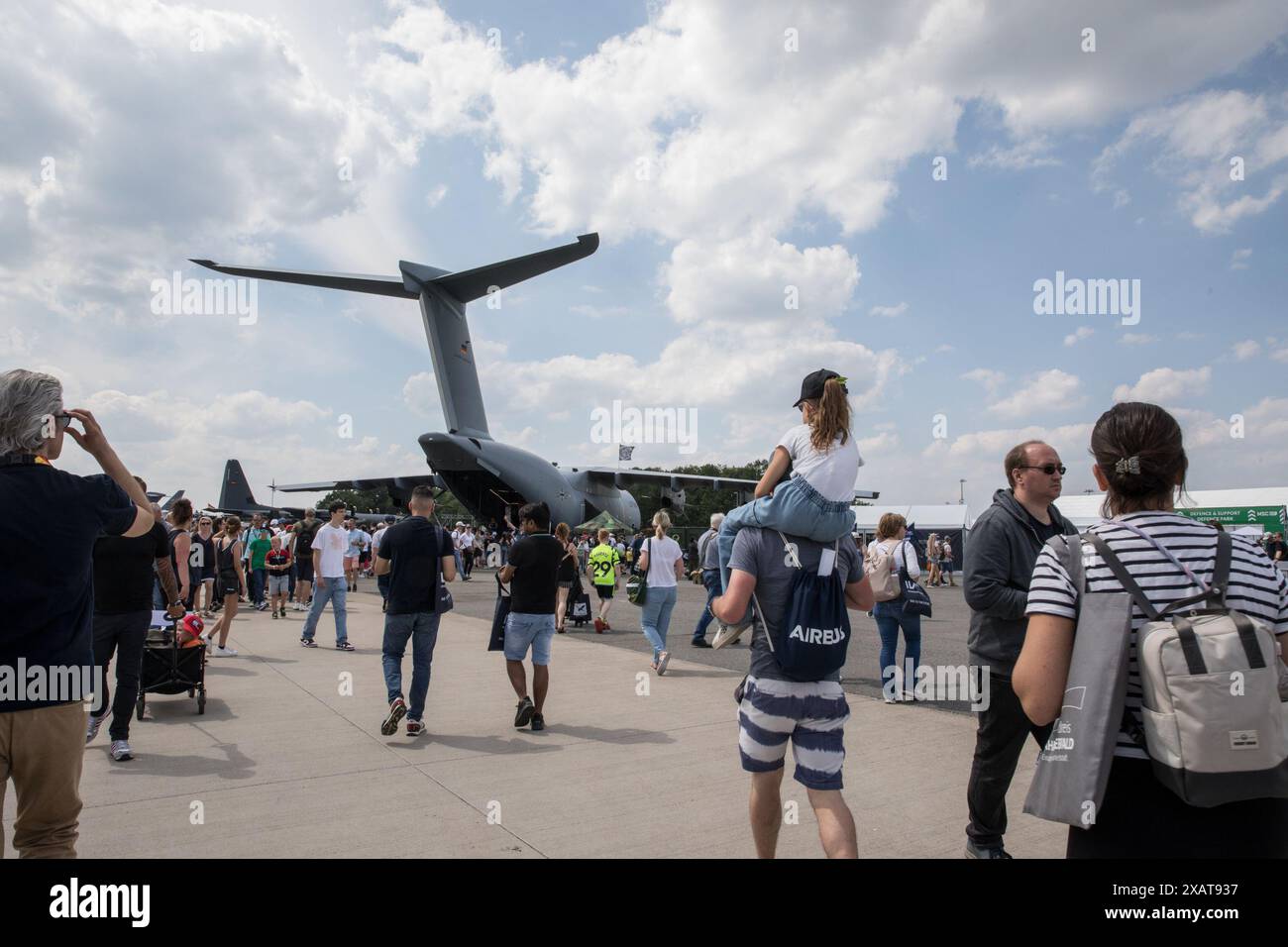 8. Juni 2024, Berlin, Deutschland: Die ILA Berlin 2024, eine der weltweit führenden Messen für Luft- und Raumfahrt, begeisterte am 8. Juni 2024 mit verschiedenen militärischen und zivilen Flugzeugen. Die Veranstaltung fand im Expo Center Airport in der Nähe des Flughafens Berlin Brandenburg (BER) statt und erlebte sonnigen Himmel und eine hektische Menge, die darauf bedacht war, die neueste Luftfahrttechnik zu erleben. Neben der F-35 konnten die Teilnehmer verschiedene andere Flugzeuge erkunden, darunter den Eurofighter, das Transportflugzeug A400M sowie modernste Drohnen und Hubschrauber. Die ILA Berlin 2024 hob auch bedeutende Fortschritte im Bereich der nachhaltigen Luftfahrttechnologie hervor Stockfoto