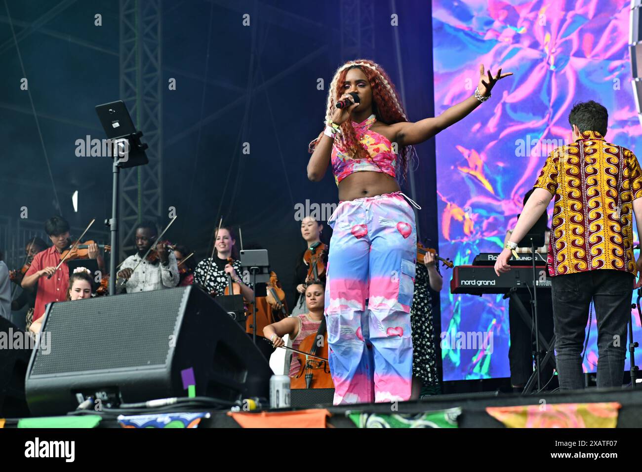 London, Großbritannien. Juni 2024. Brixton Chamber Orchestra - feiert 50 Jahre Musikauftritte bei der Lambeth Country Show 2024 heißen Sommertag im LatinoLife Big Top im Brockwell Park, London, Großbritannien. Quelle: Siehe Li/Picture Capital/Alamy Live News Stockfoto