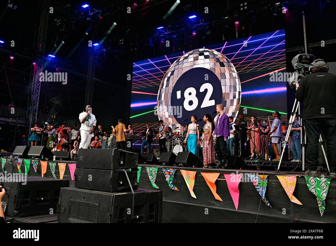 London, Großbritannien. Juni 2024. Brixton Chamber Orchestra - feiert 50 Jahre Musikauftritte bei der Lambeth Country Show 2024 heißen Sommertag im LatinoLife Big Top im Brockwell Park, London, Großbritannien. Quelle: Siehe Li/Picture Capital/Alamy Live News Stockfoto