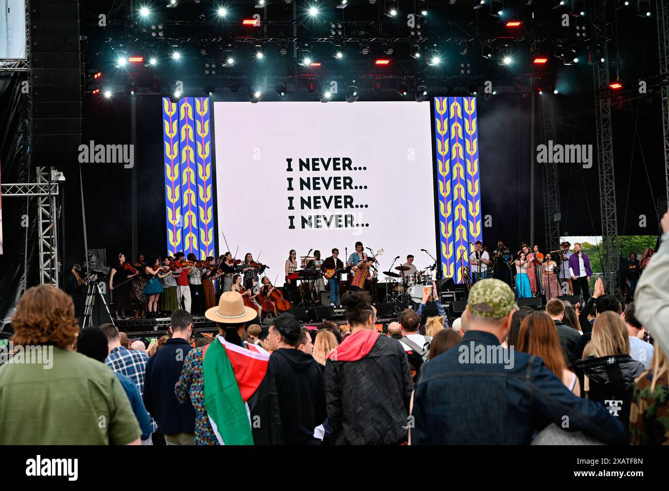 London, Großbritannien. Juni 2024. Brixton Chamber Orchestra - feiert 50 Jahre Musikauftritte bei der Lambeth Country Show 2024 heißen Sommertag im LatinoLife Big Top im Brockwell Park, London, Großbritannien. Quelle: Siehe Li/Picture Capital/Alamy Live News Stockfoto