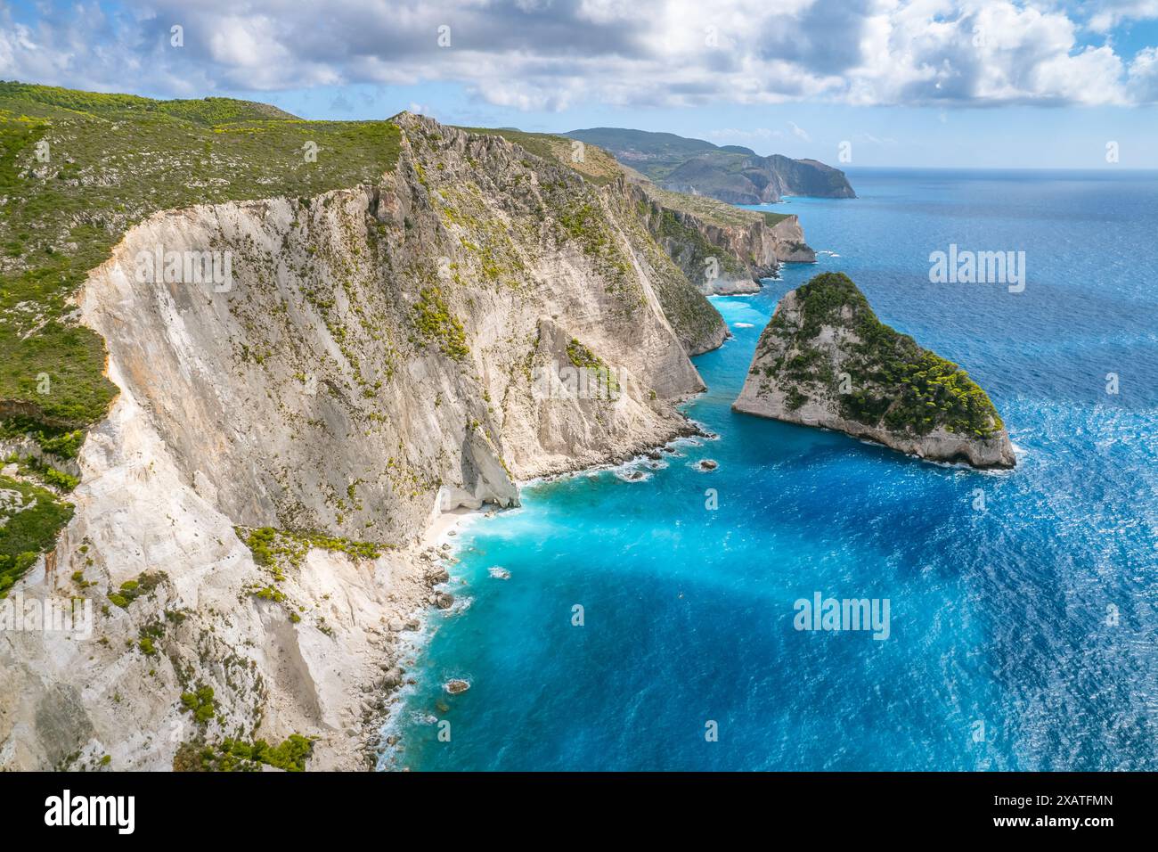 Blick aus der Vogelperspektive auf die Plakaki-Felsen auf der Insel Zakynthos, Ionisches Meer, Griechenland. Stockfoto