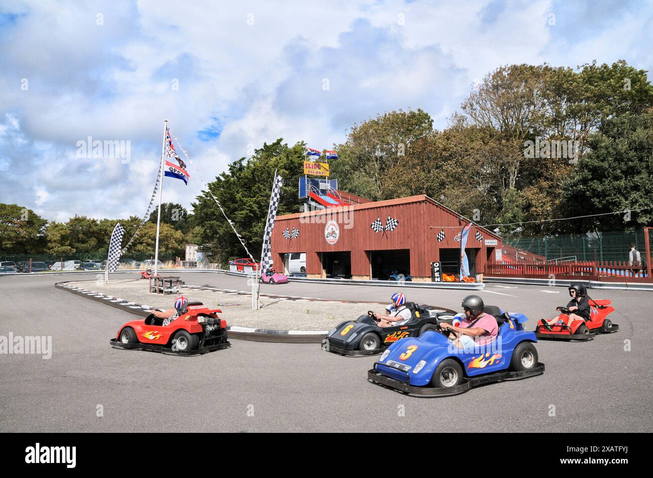 Erwachsene und Kinder haben Spaß beim Einzel- und Doppelrennen der Formel K Gokarts in Leisureranch, Lodmoor Country Park, Weymouth Dorset, England, Großbritannien, Go Karting Stockfoto