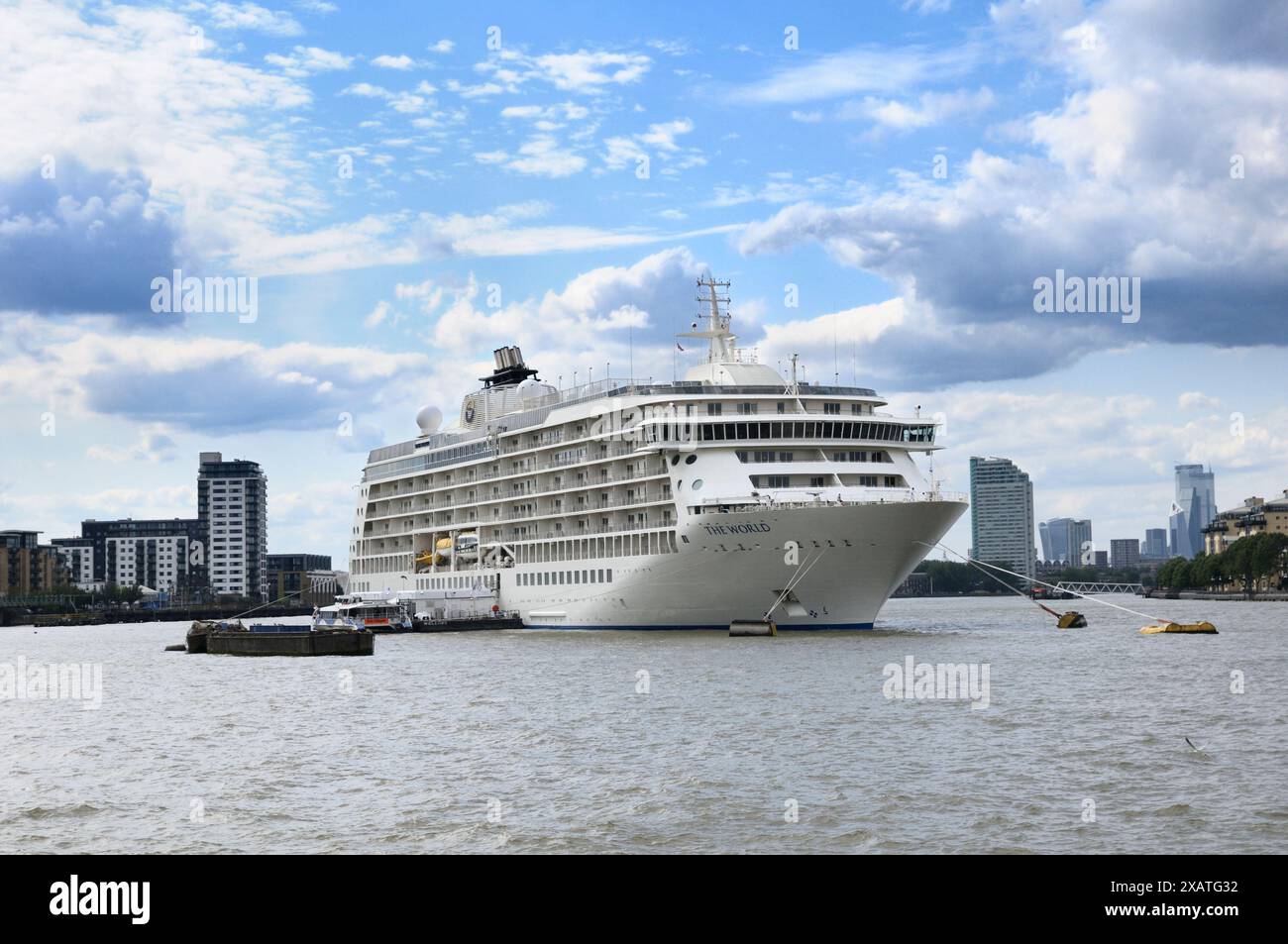 Ms 'The World' Luxusschiff auf der Themse, Greenwich, London. Exklusives privates Wohnschiff / Linienschiff / Schiff Kreuzfahrtschiffe Stockfoto