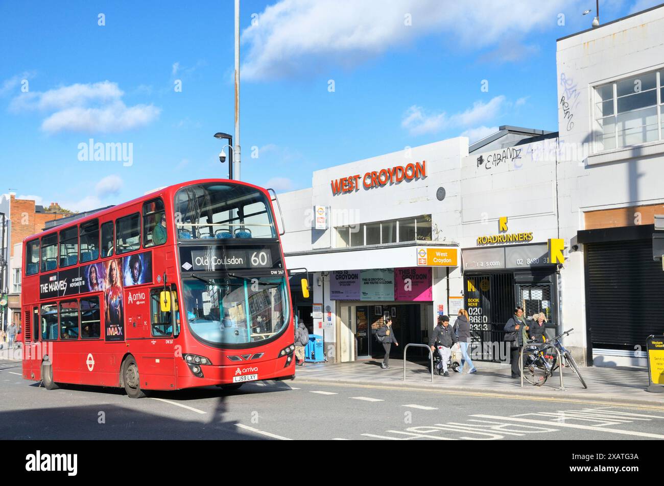 Roter Doppeldeckerbus vorbei an West Croydon London Overground Rail/Train Station Zone 5, London Borough of Croydon, South London UK. Öffentliche Verkehrsmittel Stockfoto