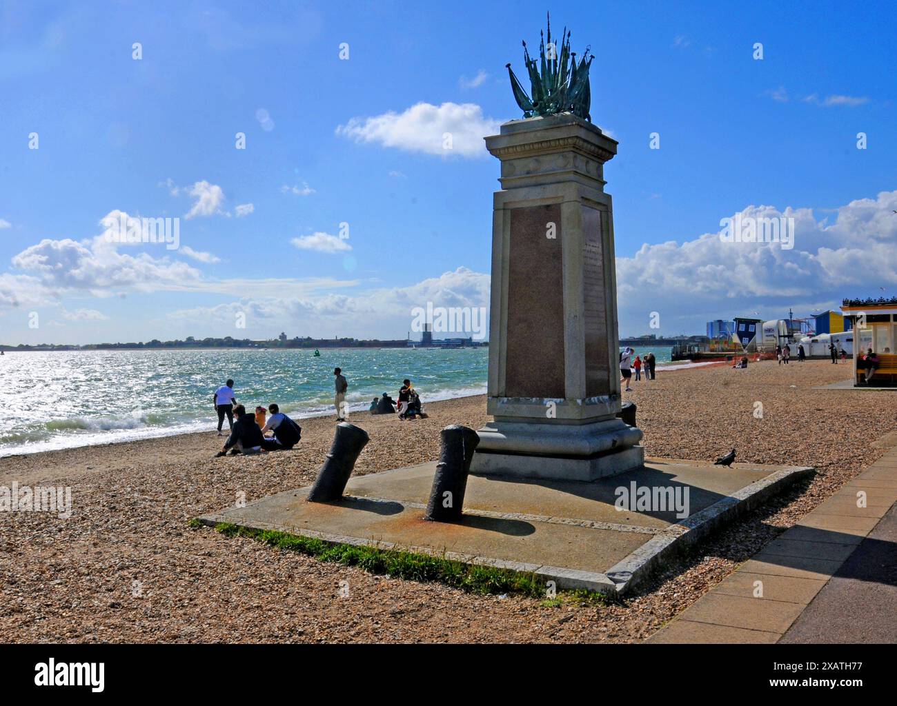 ENGLISCHER KÜSTENPFAD. HMS SHANNON MONUMENT, CLARENCE ESPLANADE, CLARENCE PIER VERGNÜGUNGSPARK UND JAHRMARKT, SOUTHSEA, PORTSMOUTH PIC MIKE WALKER 2024 Stockfoto