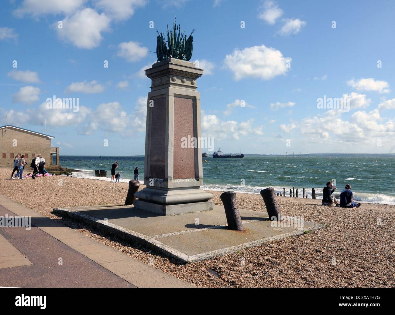 ENGLISCHER KÜSTENPFAD. HMS SHANNON MONUMENT, CLARENCE ESPLANADE, CLARENCE PIER VERGNÜGUNGSPARK UND JAHRMARKT, SOUTHSEA, PORTSMOUTH PIC MIKE WALKER 2024 Stockfoto