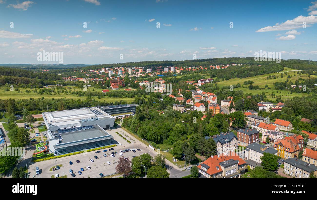 Walbrzych, Polen, - 8. Juni 2024: Sport- und Erholungszentrum „Aqua Zdrój“ mit der Stadt im Hintergrund Stockfoto