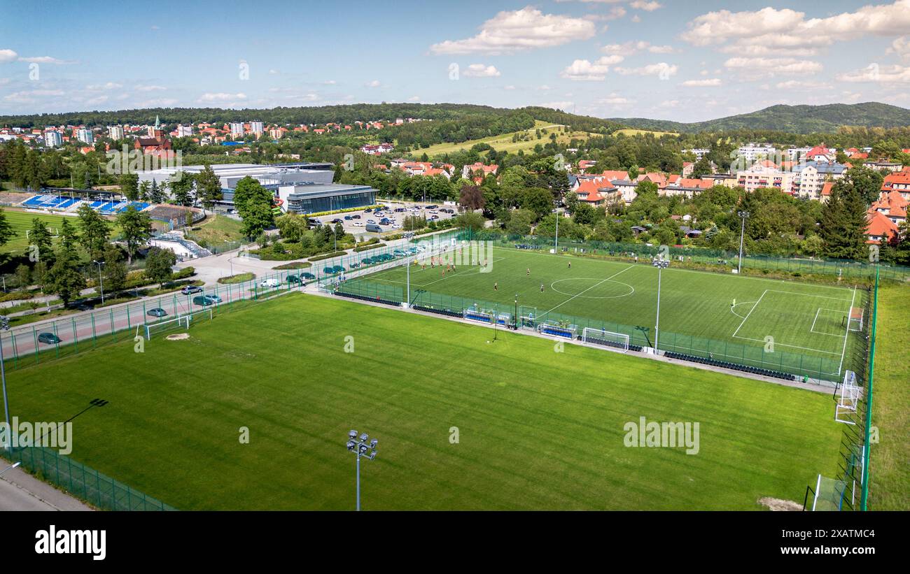 Walbrzych, Polen, - 8. Juni 2024: Fußballfelder und Sport- und Erholungszentrum „Aqua Zdrój“ Stockfoto