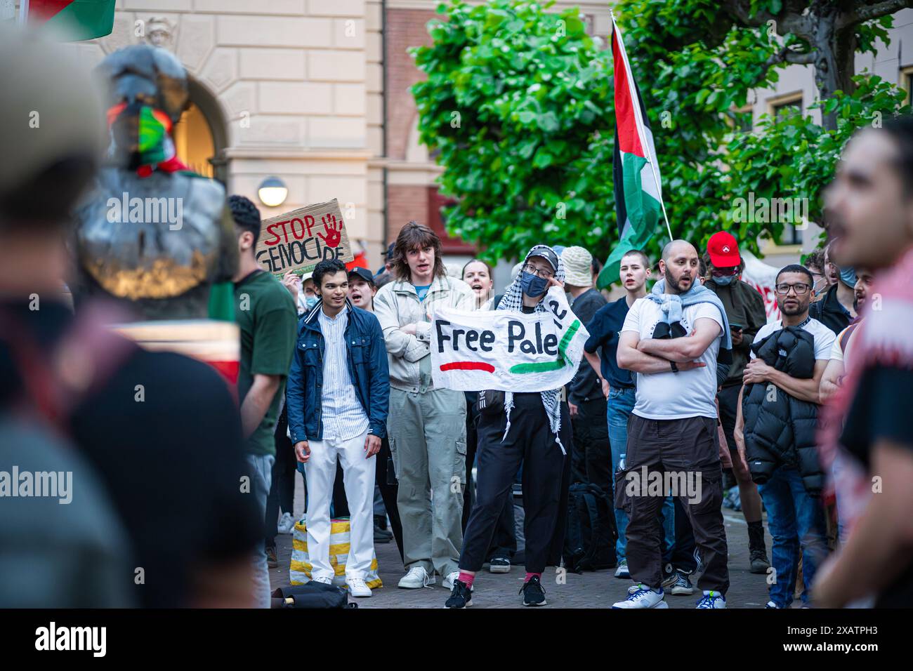 Groningen, Niederlande - 14. Mai 2024: Protestgesang-Slogans durch Megaphone bei der Pro-Palestine Demonstration an der Universität Groningen Stockfoto