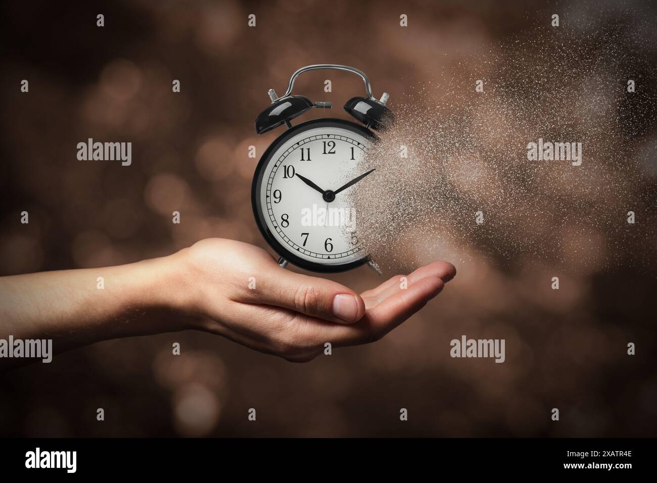 Die Zeit wird knapp. Frau mit auflösendem Wecker auf verschwommenem Hintergrund, Nahaufnahme Stockfoto