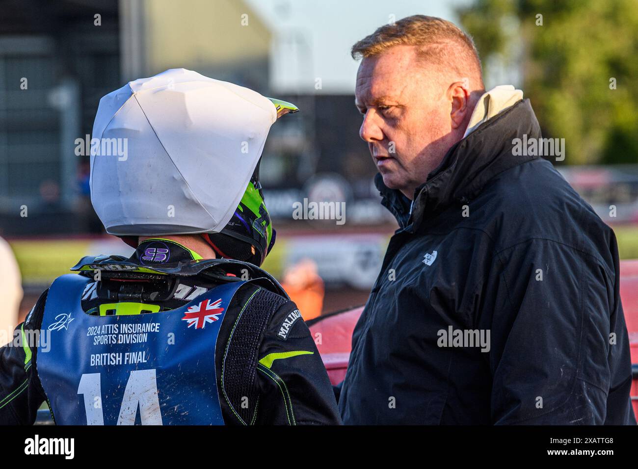 Tom Brennan (links) mit seinem Berater beim Finale der Attis Insurance Sports Division British Speedway Championship im National Speedway Stadium, Manchester am Samstag, den 8. Juni 2024. (Foto: Ian Charles | MI News) Credit: MI News & Sport /Alamy Live News Stockfoto