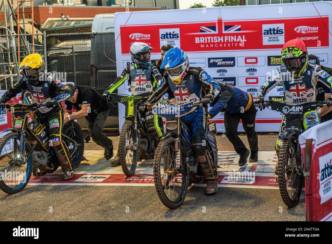 Während des Attis Insurance Sports Division British Speedway Championship Finales im National Speedway Stadium, Manchester, am Samstag, den 8. Juni 2024, wurden die Fahrer auf die Strate Line gedrängt. (Foto: Ian Charles | MI News) Credit: MI News & Sport /Alamy Live News Stockfoto