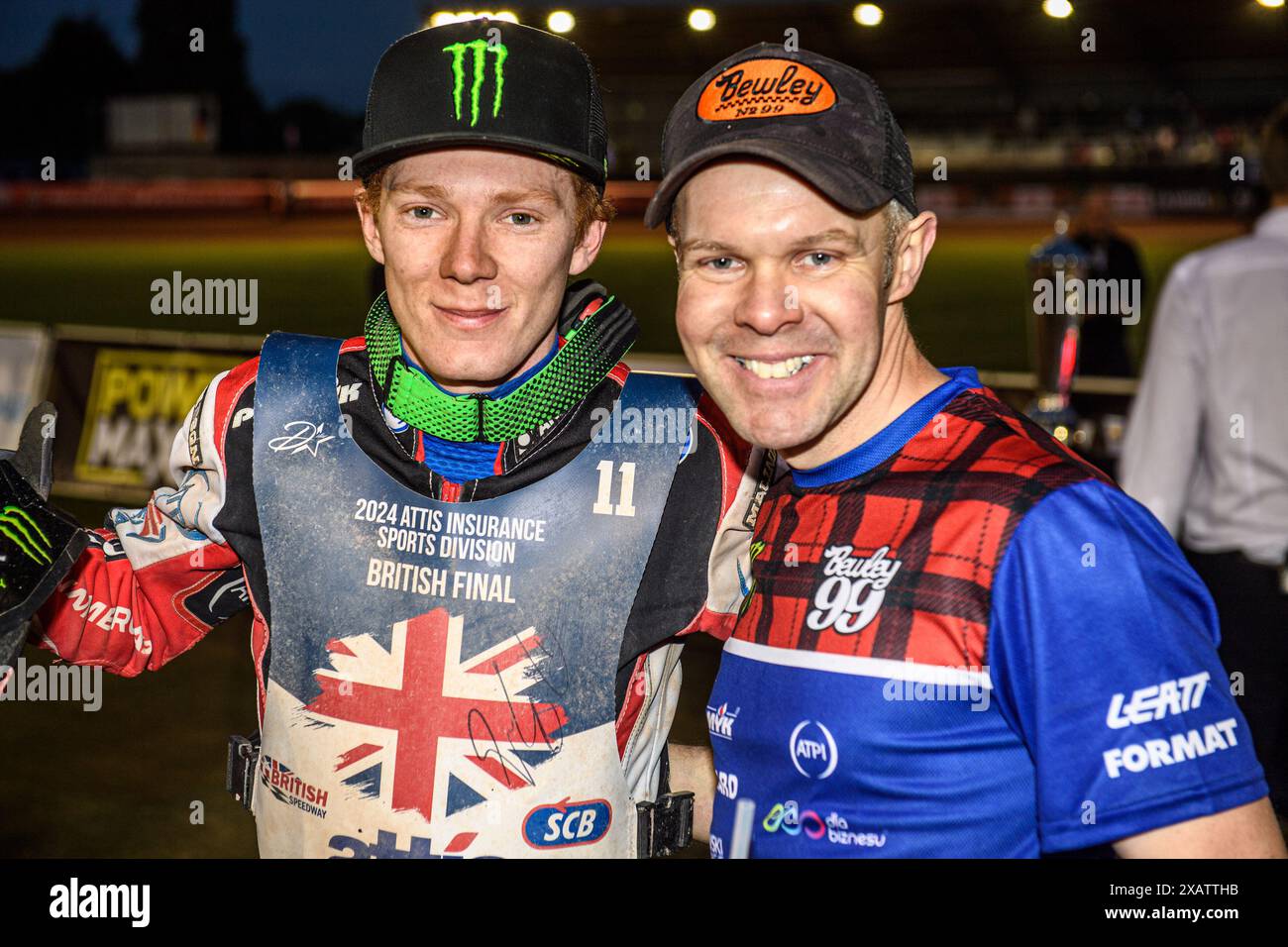 Dan Bewley (links) mit Mechaniker Andy Mellish beim Attis Insurance Sports Division British Speedway Championship Finale im National Speedway Stadium, Manchester am Samstag, den 8. Juni 2024. (Foto: Ian Charles | MI News) Credit: MI News & Sport /Alamy Live News Stockfoto