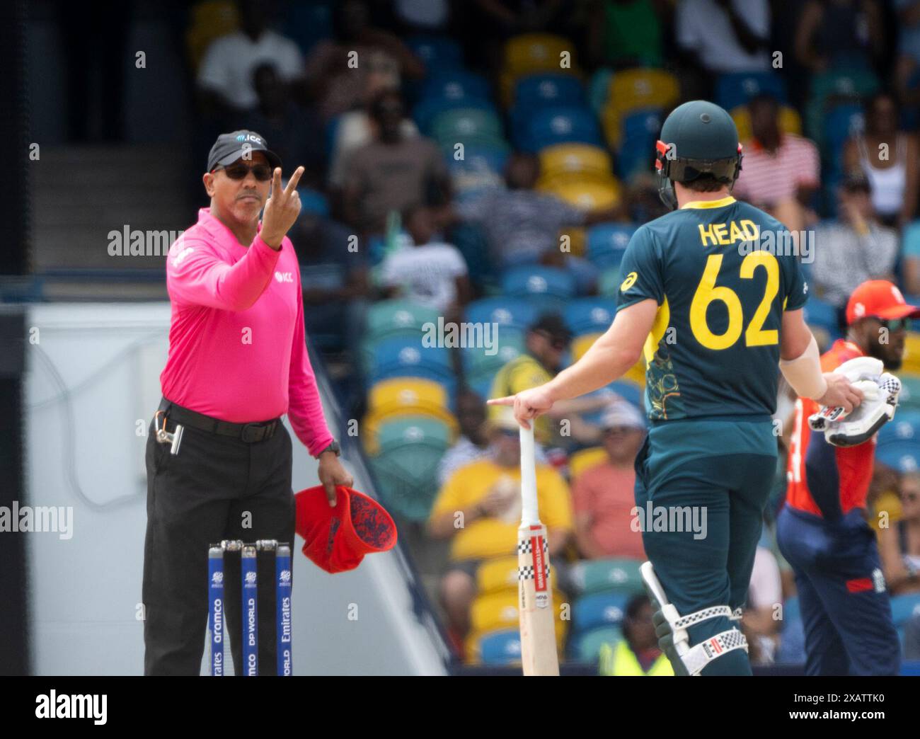 Bridgetown, Barbados. Juni 2024. ICC T20 World Cup 2024 – Australien gegen England, der Schiedsrichter Joel Wilson, gibt Australiens Travis Head mit „2“ an, als Australien bei der ICC T20 World Cup im Kensington Oval, Bridgetown, Barbados, gegen England antritt. Quelle: Ian Jacobs/Alamy Live News Stockfoto