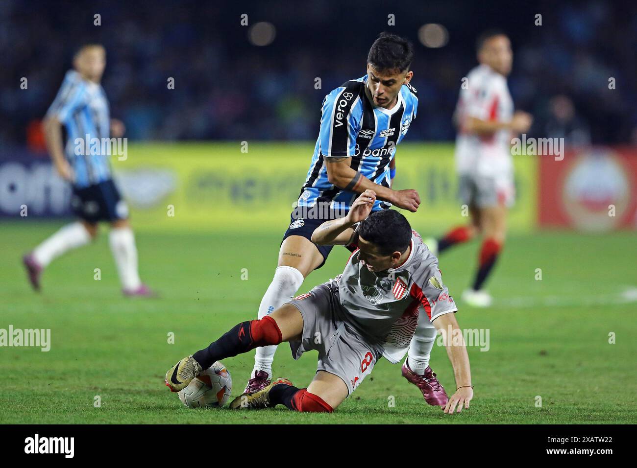 Curitiba, Brasilien. Juni 2024. Felipe Carballo von Gremio kämpft um den Possession Ball mit Fernando Zuqui von Estudiantes, während des Spiels zwischen Gremio und Estudiantes für die 5. Runde der Gruppe C von Libertadores 2024, im Couto Pereira Stadium in Curitiba, Brasilien am 8. Juni. Foto: Heuler Andrey/DiaEsportivo/Alamy Live News Credit: DiaEsportivo/Alamy Live News Stockfoto