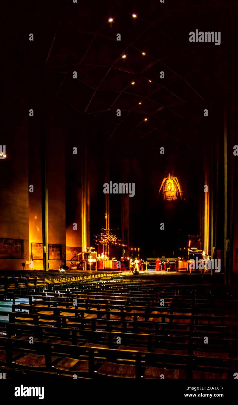 Innenansicht der neuen St. Michael's Kathedrale in Coventry, abends. Stockfoto