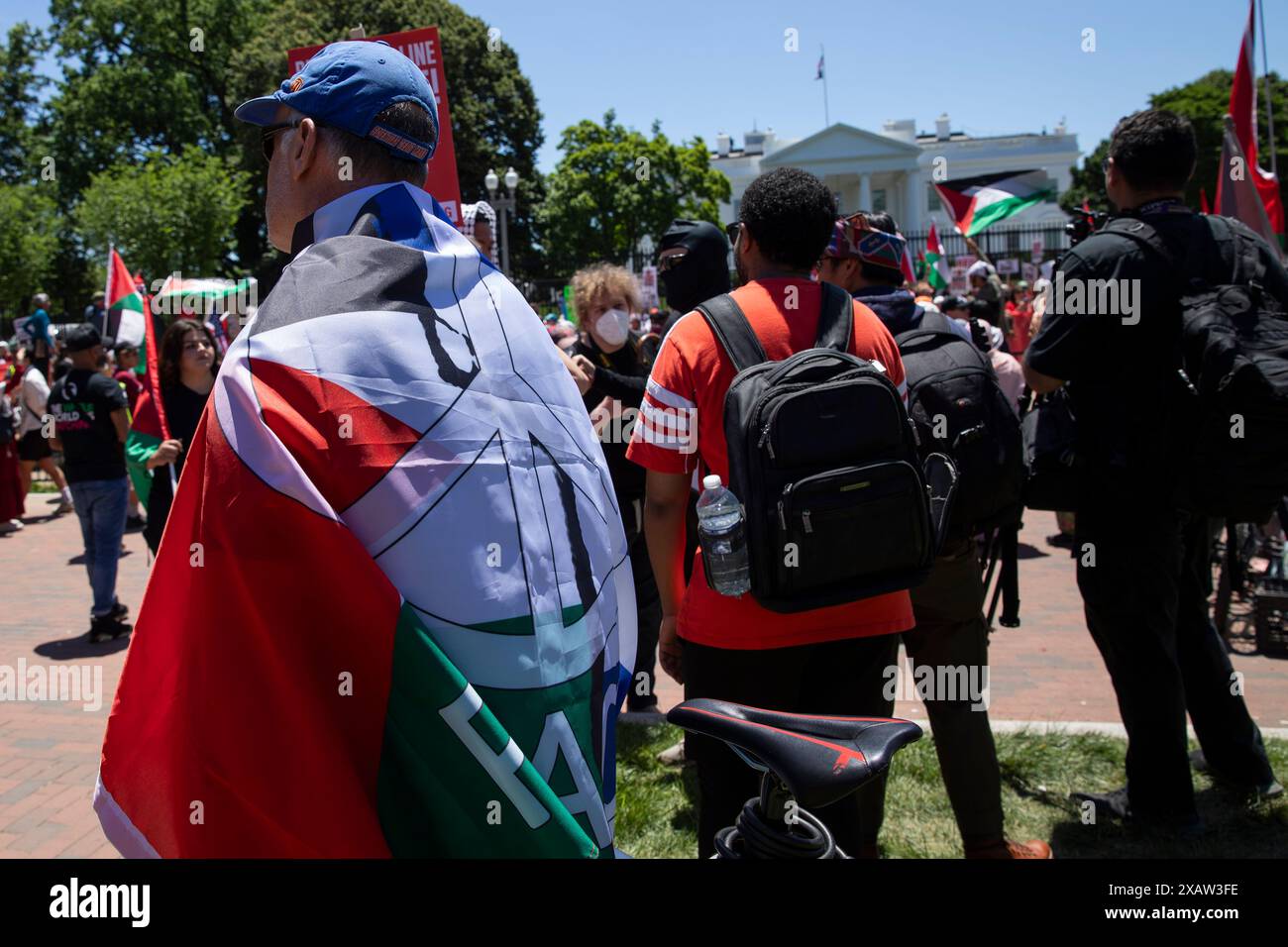 Pro-palästinensische Demonstranten versammeln sich am 8. Juni 2024 vor dem Weißen Haus in Washington, D.C., USA. um Abneigung darüber zum Ausdruck zu bringen, wie Präsident Biden mit dem Krieg zwischen Israel und der Hamas umgeht. Die Demonstranten fordern ein Ende des nunmehr acht Monate andauernden Krieges sowie die Unterstützung Israels durch die USA. Stockfoto