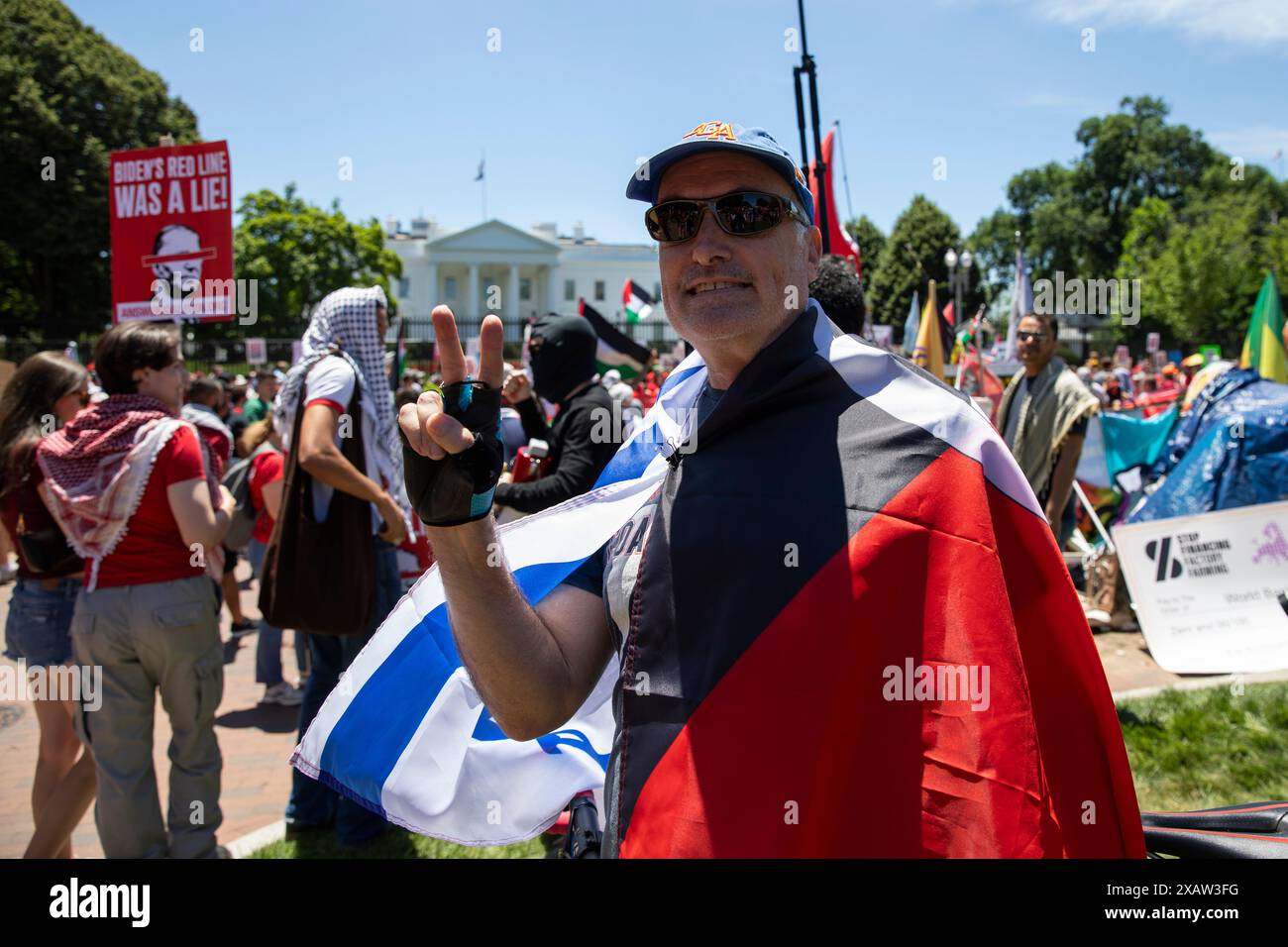 Pro-palästinensische Demonstranten versammeln sich am 8. Juni 2024 vor dem Weißen Haus in Washington, D.C., USA. um Abneigung darüber zum Ausdruck zu bringen, wie Präsident Biden mit dem Krieg zwischen Israel und der Hamas umgeht. Die Demonstranten fordern ein Ende des nunmehr acht Monate andauernden Krieges sowie die Unterstützung Israels durch die USA. Stockfoto