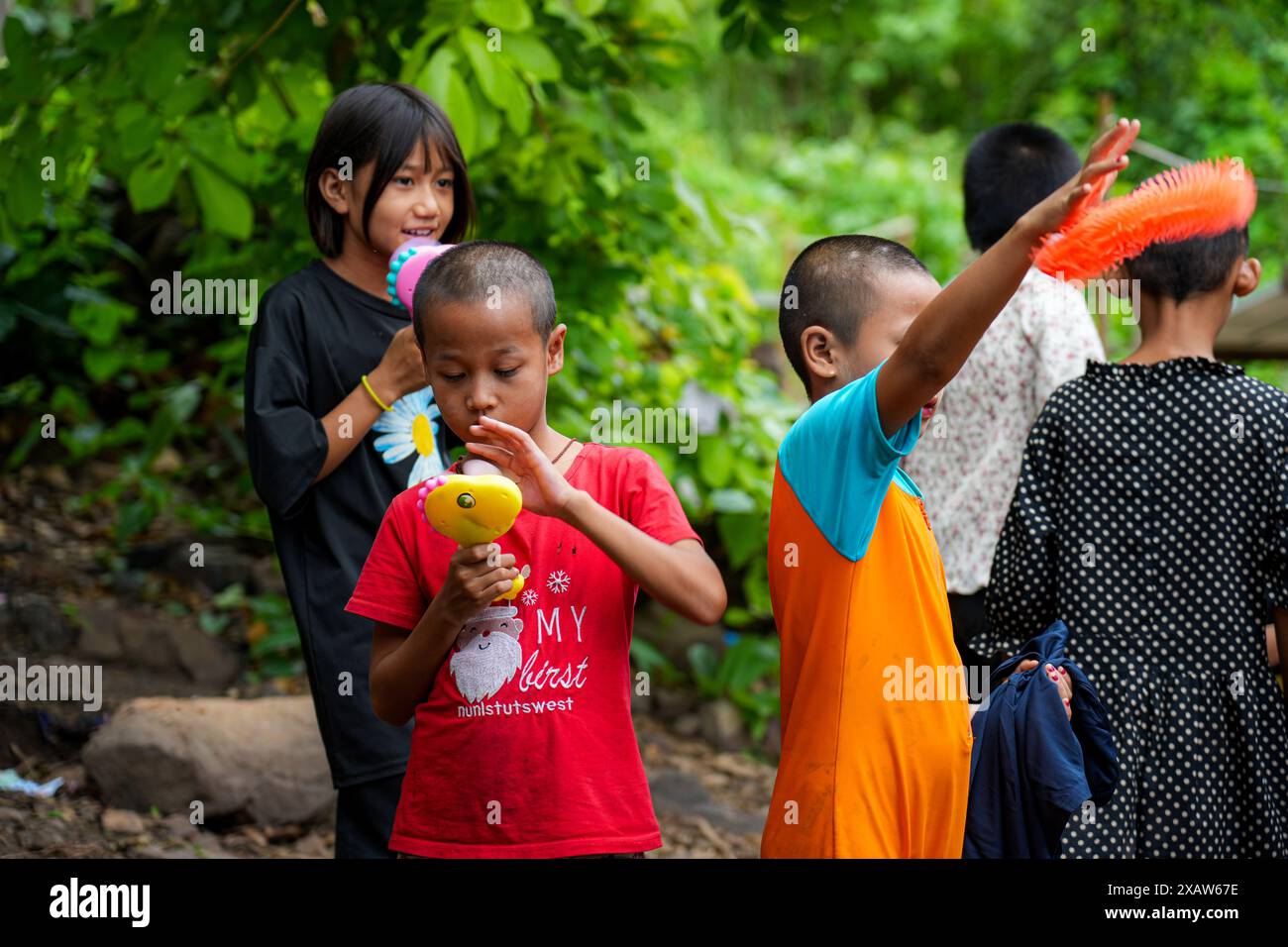 Kinder werden im Flüchtlingslager beim Spielen mit Spielzeug gesehen. Flüchtlinge aus dem Bürgerkrieg in Myanmar haben in der Nähe der Grenze zu Thailand Zuflucht gefunden. Die Armee Myanmars hat Mörserangriffe und Luftangriffe auf Rebellenpositionen und zivile Siedlungen eingeleitet. Southern Territory Supportive Organization ist eine freiwillige medizinische Team-Organisation, die im August 2021 gegründet wurde. Sie gewährten VERTRIEBENEN, Kriegsflüchtlingen, Wanderarbeitern, revolutionären Kräften und Dörfern unter der Kontrolle der ethnischen Revolutionären Organisation kostenlose medizinische Behandlung. Sie gehen jedes Wochenende an diese Orte. Diese Woche gingen sie zu Stockfoto