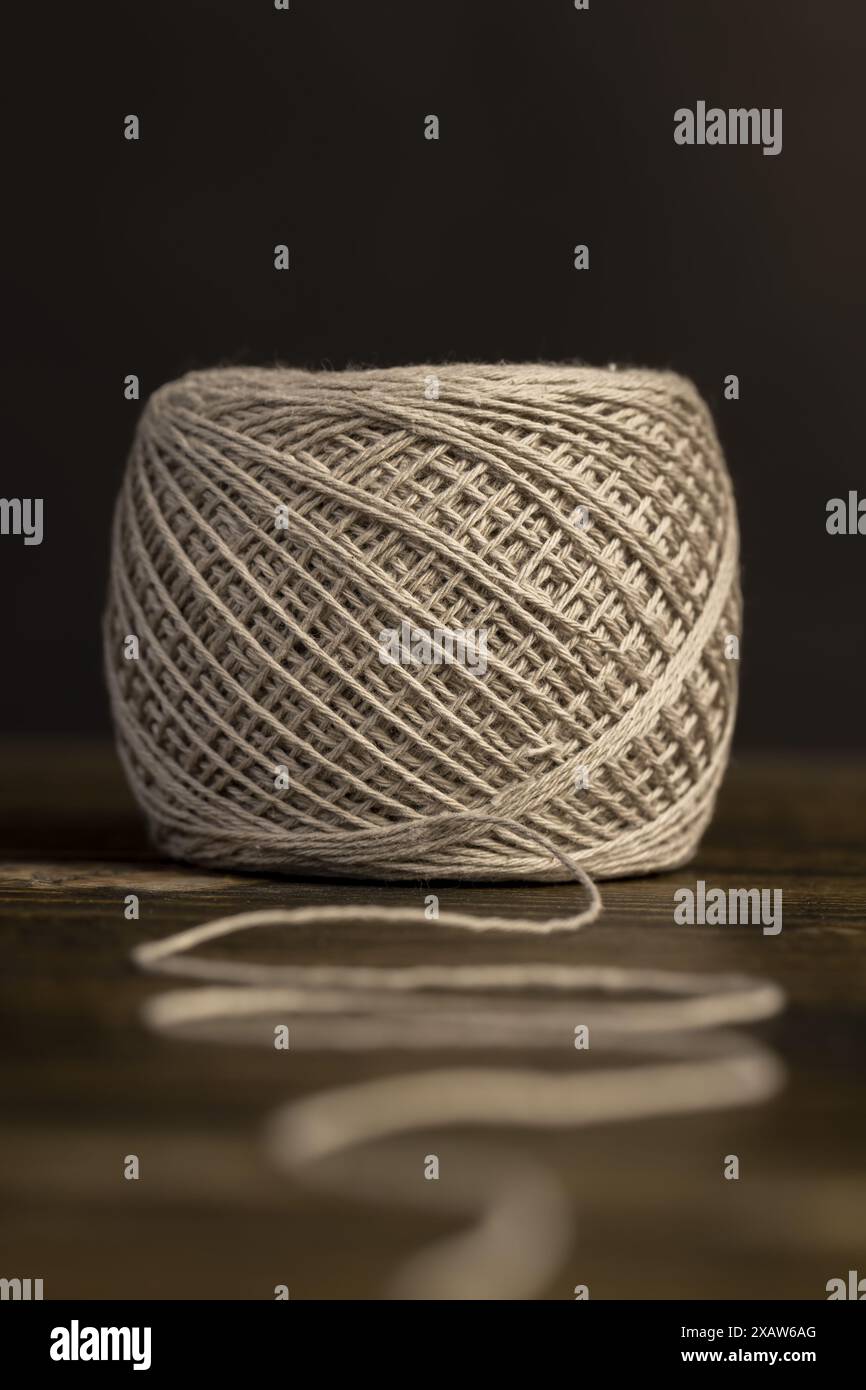 Feiner Baumwollfaden zum Stricken und Sticken, Nahaufnahme eines Balls aus hellem Garn für Handarbeit Stockfoto
