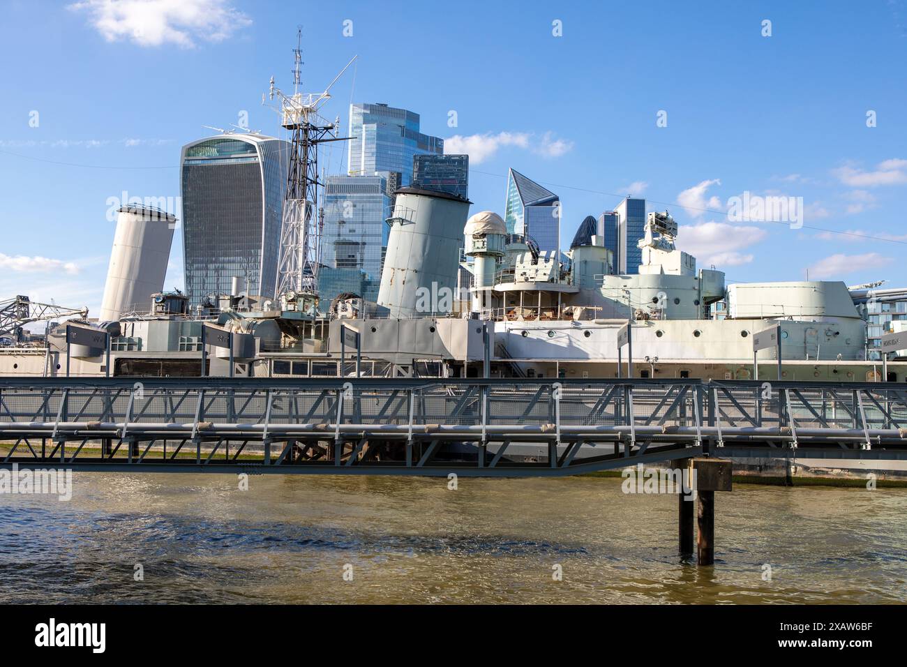 London, England – August 2023. HMS Belfast, ein leichter Kreuzer der Stadtklasse, der dauerhaft als Museumsschiff auf der Themse in London vertäut ist Stockfoto