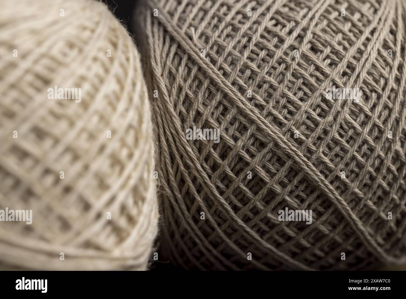 Feiner Baumwollfaden zum Stricken und Sticken, Nahaufnahme eines Balls aus hellem Garn für Handarbeit Stockfoto