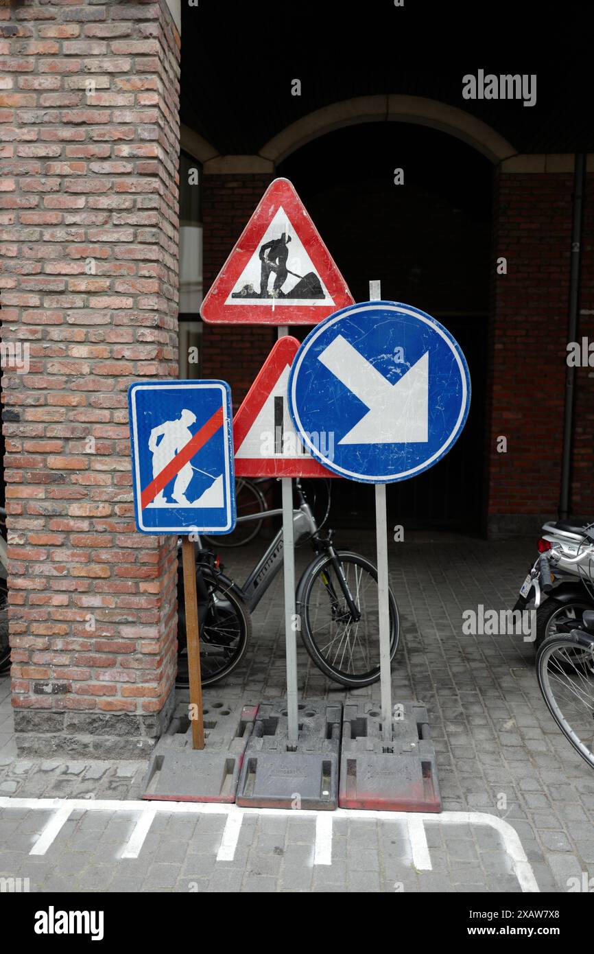 Verkehrsschilder in einer Ecke in Antwerpen Stockfoto