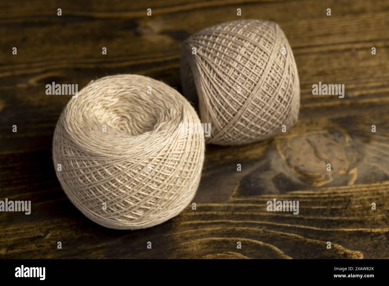 Feiner Baumwollfaden zum Stricken und Sticken, Nahaufnahme eines Balls aus hellem Garn für Handarbeit Stockfoto