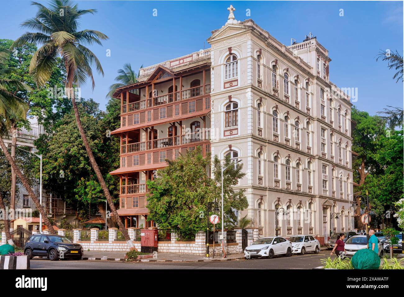 Ein prächtiges Wohngebäude aus der Kolonialzeit in Henry Road / Ecke Ramchandani Marg, Apollo Bunder, Colaba, Mumbai, Maharashtra, Indien Stockfoto