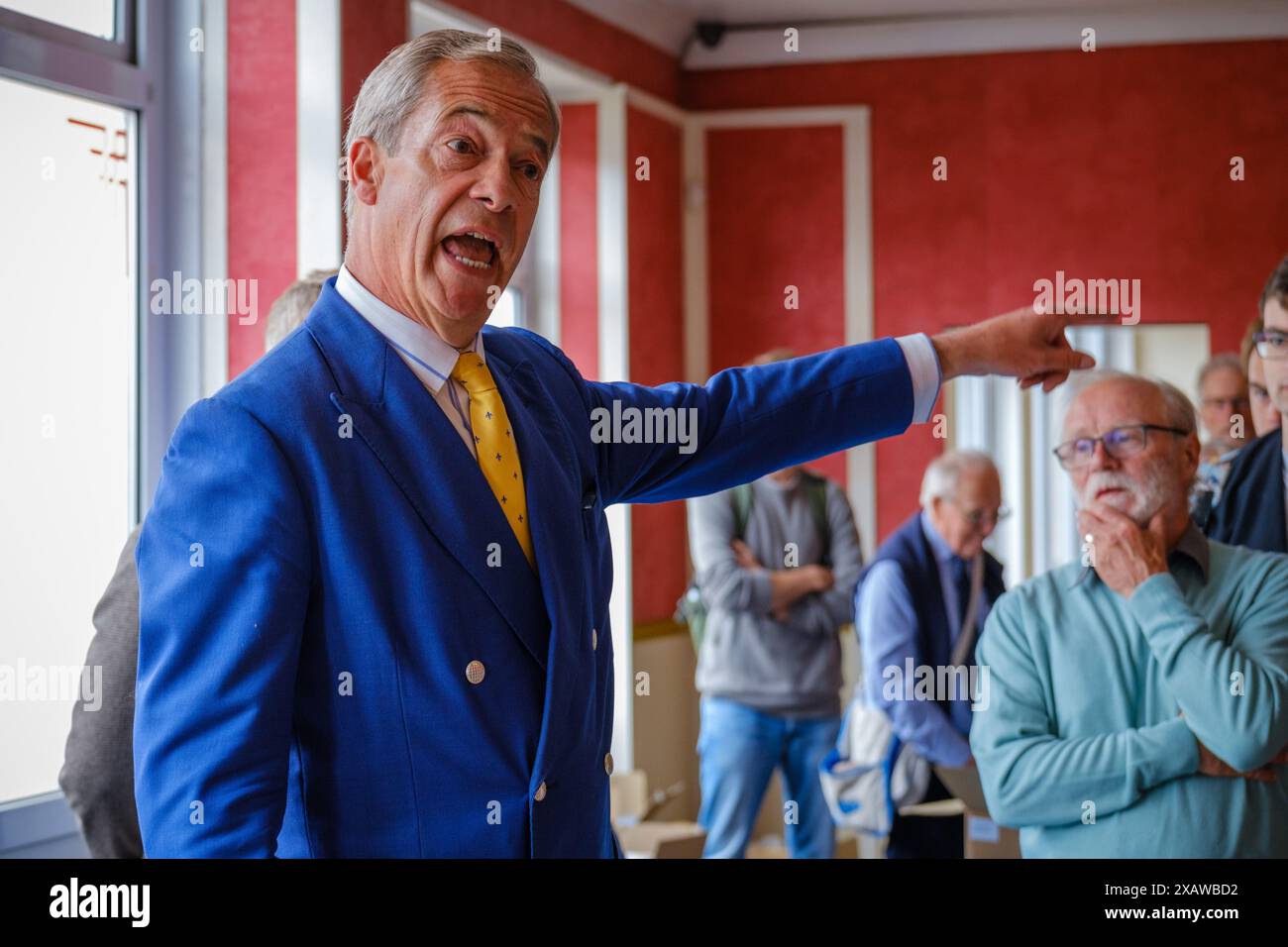 Nigel Farage Wahl , Clacton on Sea, UK, 8. Juni 2024, der Vorsitzende der Reformpartei Nigel Farage sprach heute mit Aktivisten in Clacton-on-Sea, Essex. Stockfoto