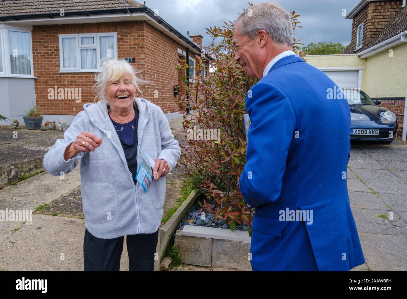 Nigel Farage Wahl, Clacton on Sea, UK, 8. Juni 2024, der Vorsitzende der Reformpartei Nigel Farage, der heute in Jaywick vorschlägt, von Clacton-on-Sea, Essex. Stockfoto