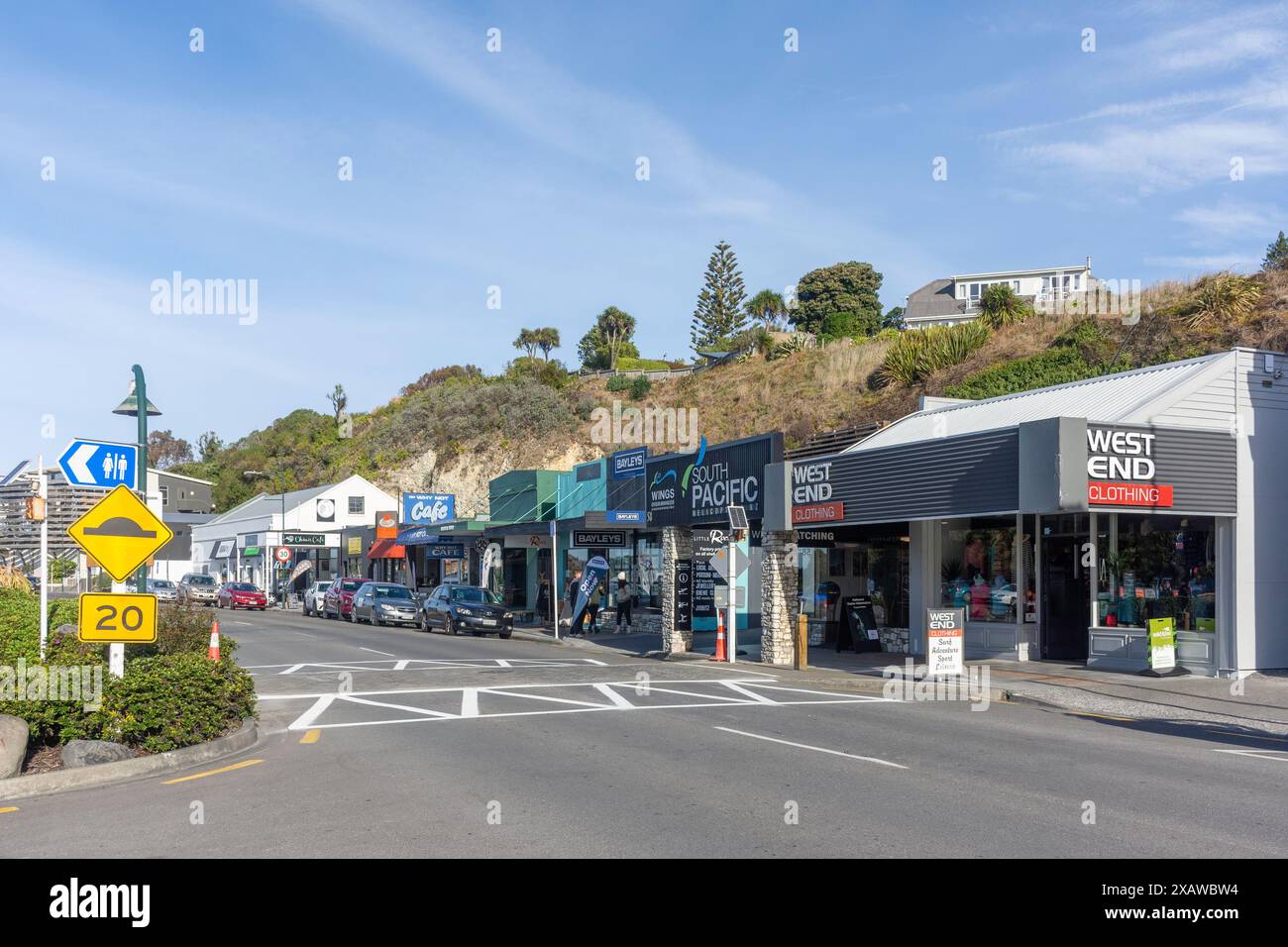 Geschäfte und Restaurants, Esplanade, Kaikōura, Canterbury, Südinsel, Neuseeland Stockfoto