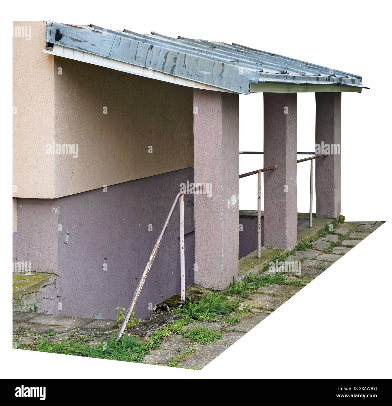 Treppen zum Keller eines zerstörten Hauses. Isoliert auf weiß Stockfoto