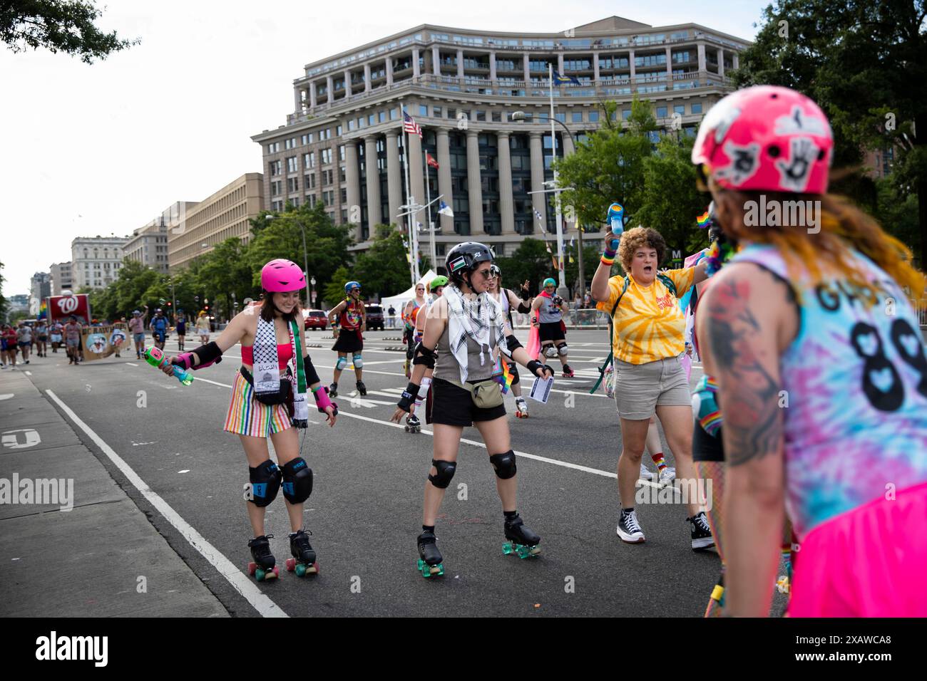 Pro-palästinensische Aktivisten während der jährlichen LGBTQ+ Community Pride Parade 2024 in Washington DC am 08. Juni 2024. Das diesjährige Thema lautet „Totally Radical“ und die Pride-Feier umfasste eine Parade, ein Festival, ein Feuerwerk und vieles mehr. Stockfoto